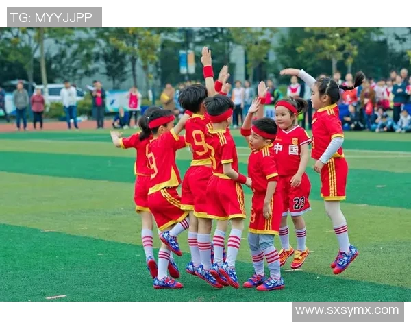 中国小孩热衷模仿足球明星展现梦想与激情的成长之路